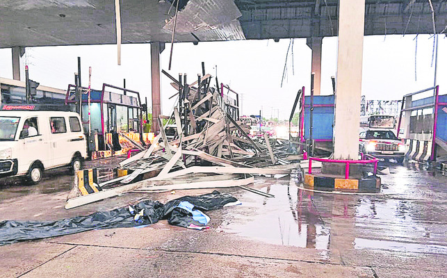 కూలిన టోల్గేట్ పైకప్పు1