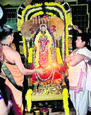 భద్రకాళి అమ్మవారికి పల్లకీసేవ1