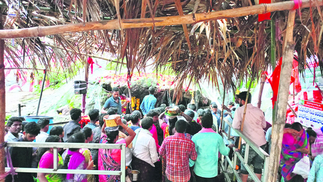 పెద్దింట్లమ్మ దేవస్థానంలో భక్తుల రద్దీ
1