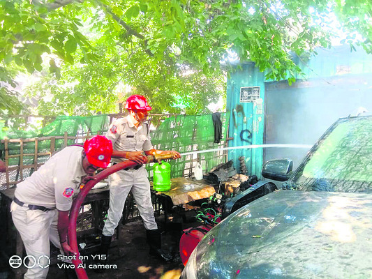 కారు గ్యారేజీలో అగ్నిప్రమాదం1