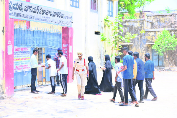 నీట్ పరీక్షకు 3,298 మంది హాజరు1