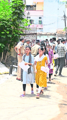 నీట్ పరీక్షకు 3,298 మంది హాజరు2