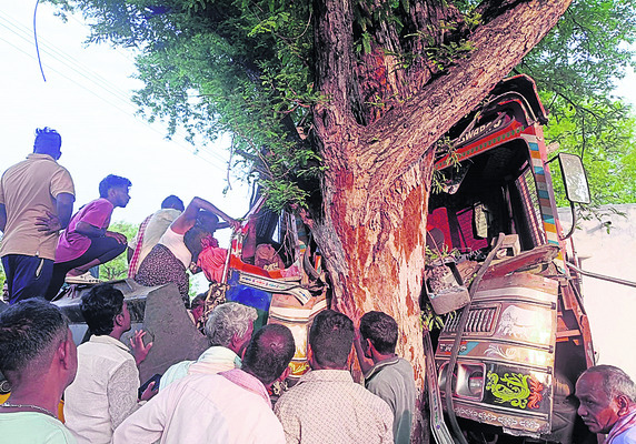 చెట్టును ఢీకొన్న లారీ1