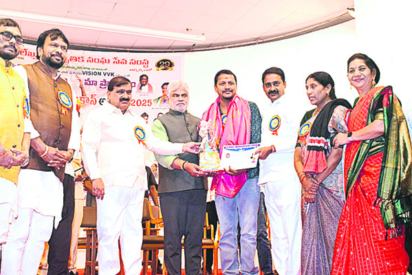 దరువు అంజన్నకు, బుర్ర సతీష్కు అవార్డులు 1