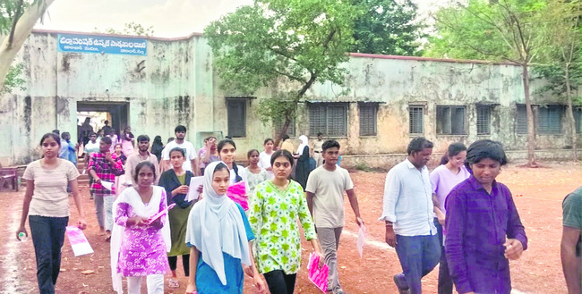ప్రశాంతంగా నీట్ పరీక్ష 1