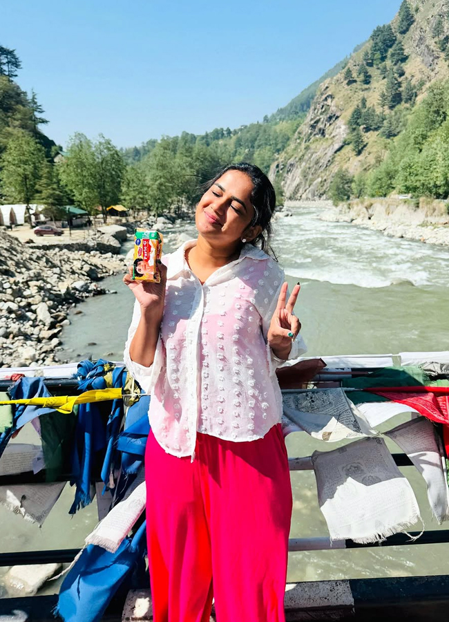bigg boss beauty ariyana glory vacation in Himachal Pradesh (Photos)11