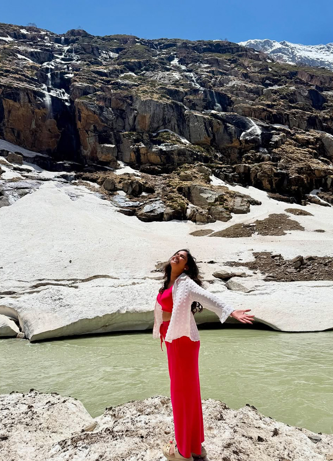 bigg boss beauty ariyana glory vacation in Himachal Pradesh (Photos)4