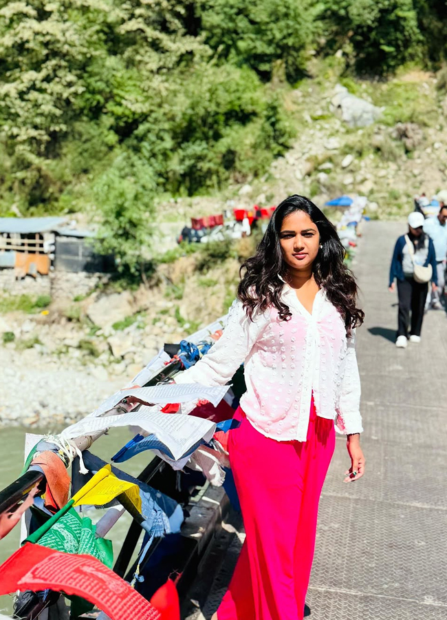 bigg boss beauty ariyana glory vacation in Himachal Pradesh (Photos)8