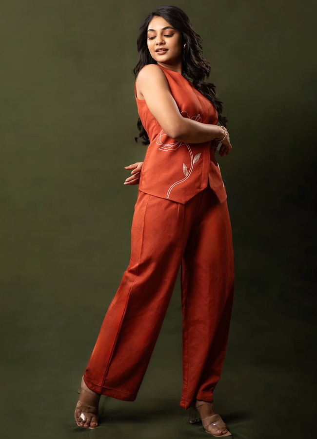 Single movie lead actress Ivana latest photos4