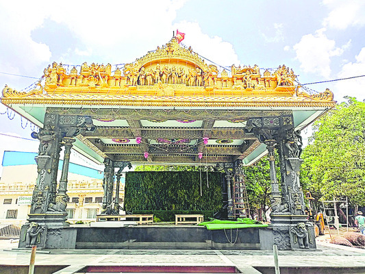 స్వామి సంబరానికి వాహనాల ముస్తాబు3