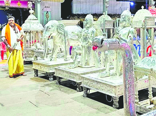 స్వామి సంబరానికి వాహనాల ముస్తాబు1