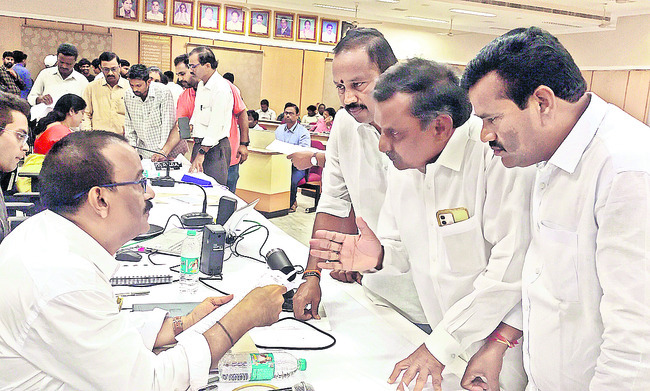 అర్జీలు వేగవంతంగా పరిష్కరించాలి 1