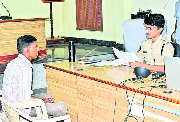 అర్జీలు వేగవంతంగా పరిష్కరించాలి 2