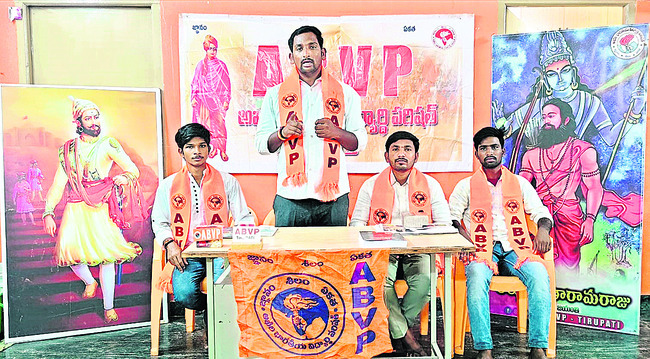 ఉపాధి కూలీలపై తేనెటీగల దాడి
1