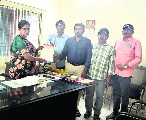 పంట నష్టపరిహారం చెల్లించాలి 1
