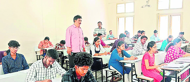 ప్రశాంతంగా ఏయూఈఈటీ పరీక్ష 1