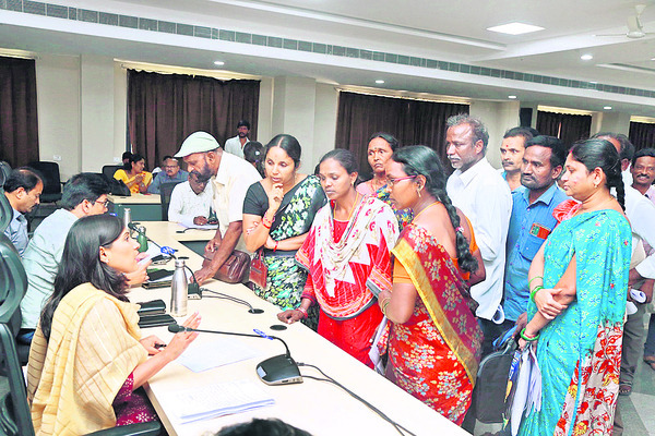 అర్జీలు వెంటనే పరిష్కరించాలి1