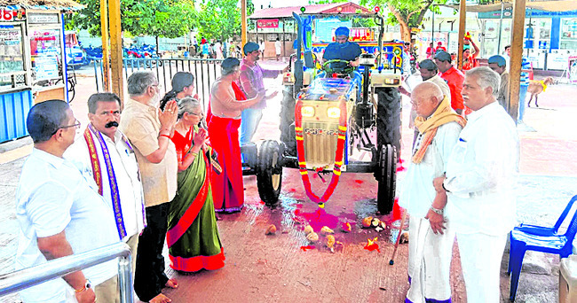 తిరుపతమ్మ ఆలయానికి ట్రాక్టర్ ట్రక్కు బహూకరణ 1