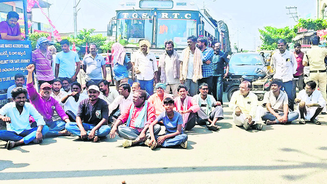 ధాన్యం కొనడంలేదని రైతుల నిరసన2