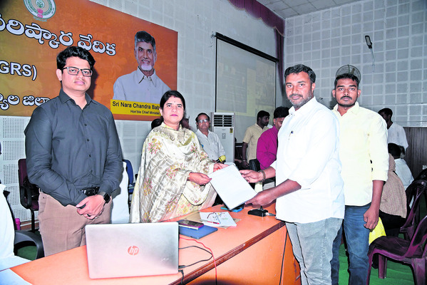 రైతులకు డీనోటిఫై పత్రాలు 2