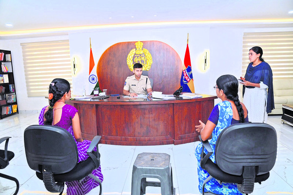 పోలీస్ గ్రీవెన్స్లో వినతుల స్వీకరణ1