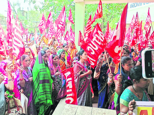 జిల్లా లేబర్ కార్యాలయం ఘెరావ్ 1