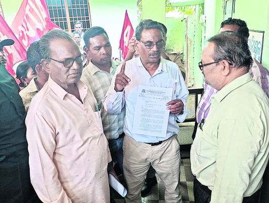 జిల్లా లేబర్ కార్యాలయం ఘెరావ్ 2