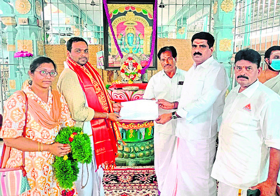 గంగ జాతర పోస్టర్ల ఆవిష్కరణ
1