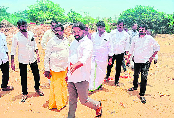 నీటి సంపునకూ పసుపు రంగులా..? 1