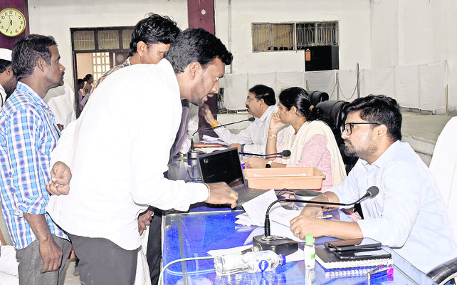సంతృప్తి చెందేలా వినతుల పరిష్కారం1