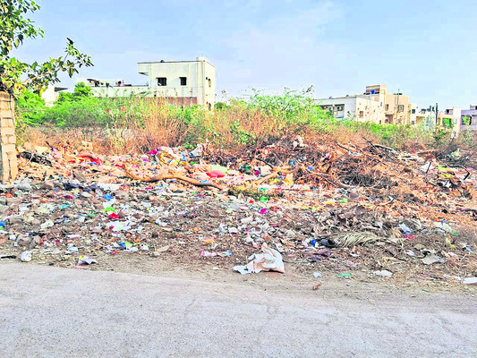 నాలా నిండా వ్యర్థాలు2