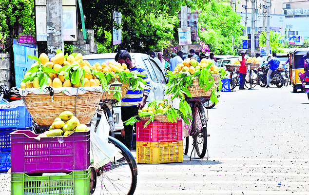 మార్కెట్‌లో వెలవెల.. రోడ్డంతా కళకళ1