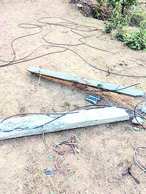 విద్యుత్ స్తంభాన్ని ఢీకొట్టిన గ్రానైట్ లారీ 1