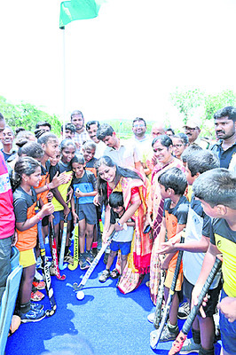 నక్కపల్లిలో ఆస్ట్రోటర్ఫ్ హాకీ కోర్టు 1