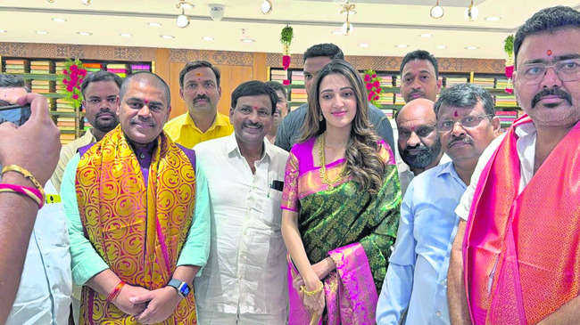 ఆర్మూర్లో సినీనటి నేహాశెట్టి సందడి 1