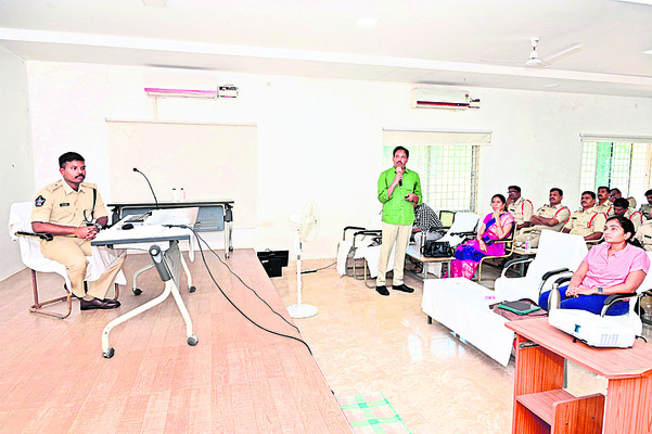 సార్ చెబుతుంటే.. మేడమ్ వింటున్నారు..2