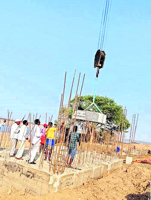 సరస్వతి విగ్రహ పీఠం సిద్ధం
2