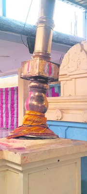 ఈదురుగాలులకు ఒరిగిన ధ్వజ స్తంభం1