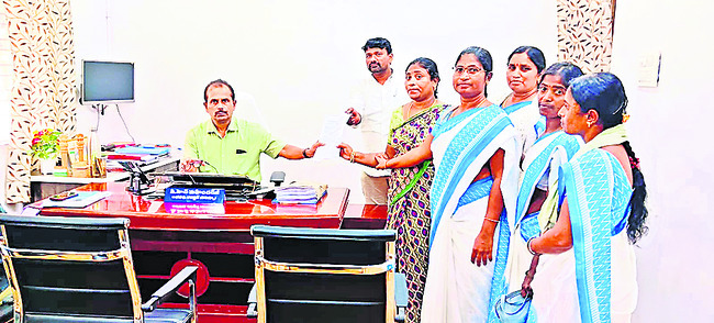 కలెక్టర్‌ సుడిగాలి పర్యటన
1
