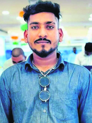 ద్విచక్ర వాహనాన్ని ఢీకొట్టిన కారు1