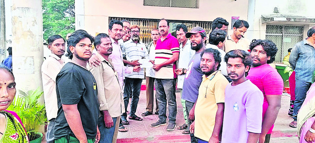 సమ్మెబాటలో చిరుద్యోగులు 1