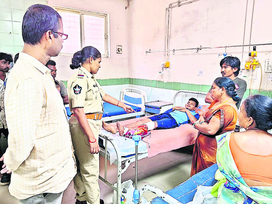 ఆటోబోల్తా: పలువురికి గాయాలు1