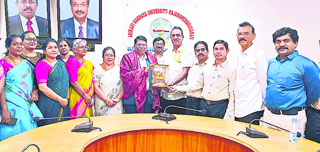 నన్నయను సందర్శించిన గుజరాత్ వీసీ 1