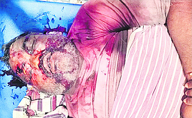 ట్రావెల్స్‌ వాహనం బోల్తా 
1