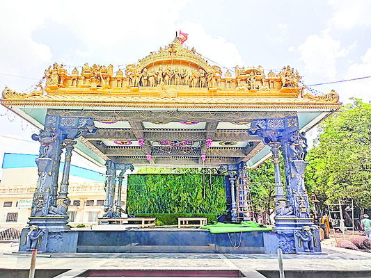కల్యాణ వేదిక ముస్తాబు
1