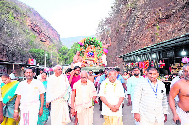 వేణుగోపాలా.. ఆపద్బాంధవా!1