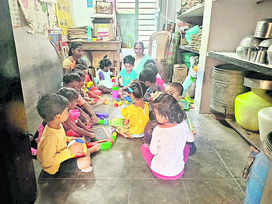 కుట్టు..ఉపాధికి పడేనా మెట్టు 1