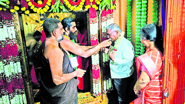 శ్వేతార్కుడిని దర్శించుకున్న న్యాయమూర్తి2