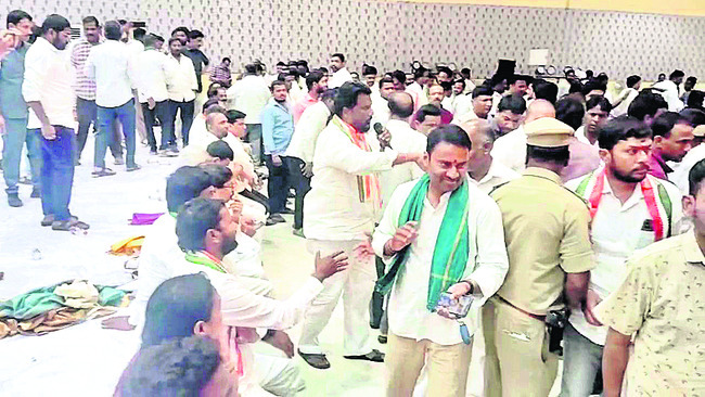 రచ్చకెక్కిన కాంగ్రెస్ వర్గపోరు1
