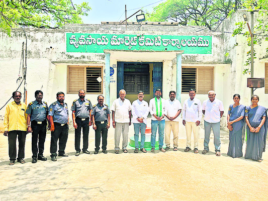 సోమేశ్వరాలయంలో  భక్తుల సందడి2